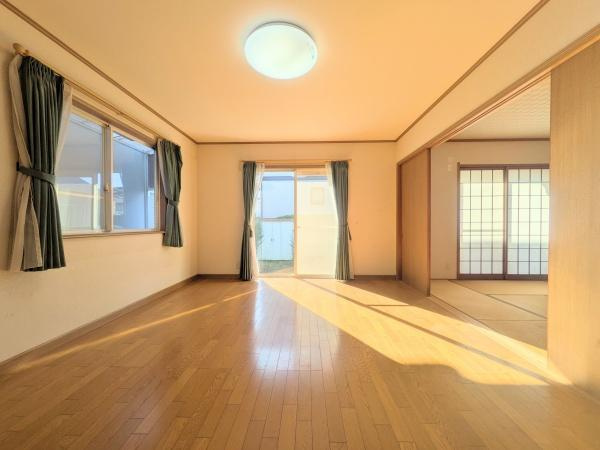 望みが丘　中古の洋室|大きな窓が配置されており明るさを感じる洋室です。フローリングがシンプルな印象を演出しています。カーテン付きの二面採光で日中も室内が明るいです。壁のデザインがやわらかい雰囲気をもたらします。