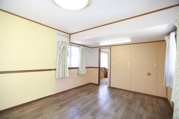 望みが丘　中古の洋室|明るい色合いの壁と床が特徴的な洋室です。窓があり採光も良好です。広さを感じさせる空間設計となっています。壁面や床のコンディションも良好です。クローゼットなどの収納スペースも配置されています。