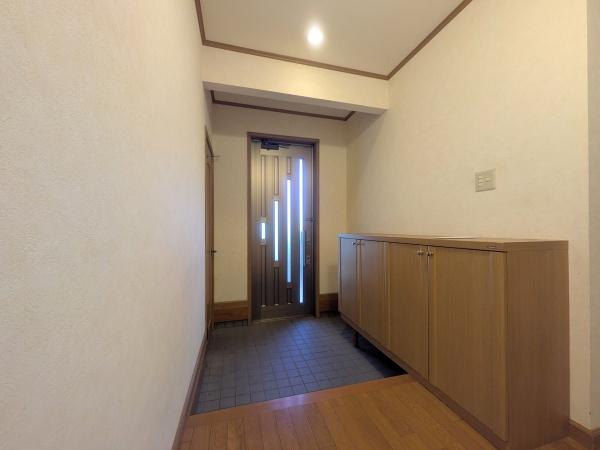望みが丘　中古の玄関|シンプルで明るい玄関が印象的です。木目調のシューズボックスが設置されており整理整頓しやすい仕様です。廊下まで視線が抜けるため開放感が感じられます。明るい照明で玄関全体がすっきりとした印象です。