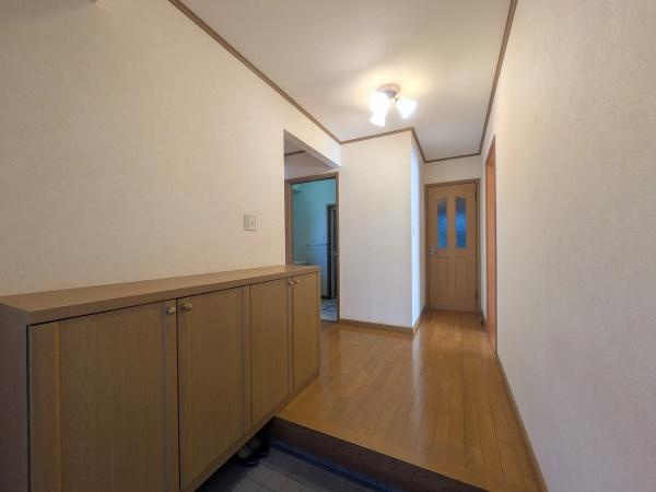 望みが丘　中古の玄関|シンプルな印象の玄関スペースです。収納棚が設けられており整理がしやすい設計です。廊下まで続く明るい床がポイントです。玄関から室内への動線も考えられています。扉付きの収納も便利です。