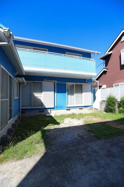望みが丘　中古の庭|開放感のある空間が広がる庭です。陽当たりが良く建物との一体感を感じられます。コンクリートと芝生のバランスが特徴的です。プライベートなスペースとして多目的にご活用いただけます。