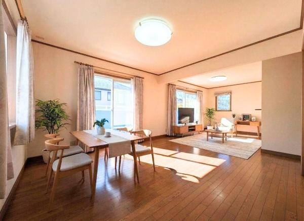 望みが丘　中古の居間・リビング|リビングは広々とした空間で明るい陽射しが差し込みます。床はナチュラルな色合いで落ち着きのある印象です。大きな窓からは開放感も感じられます。和室とつながっているので使い勝手の良い設計です。