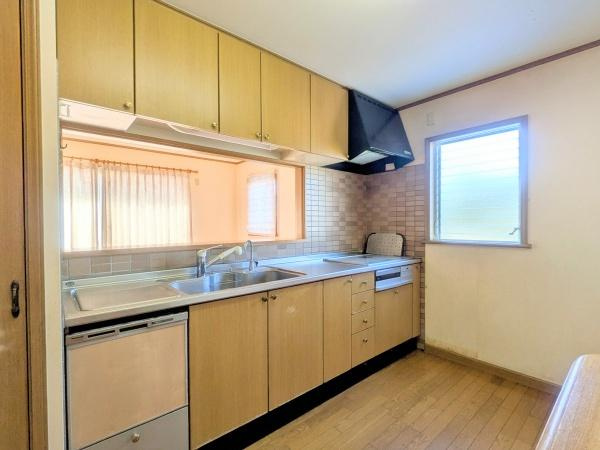望みが丘　中古のキッチン|窓から光が差し込む明るいキッチンです。上下に収納が充実しており整理整頓しやすいです。シンクや作業スペースもゆとりがあります。換気扇も設置されていて快適に使えます。
