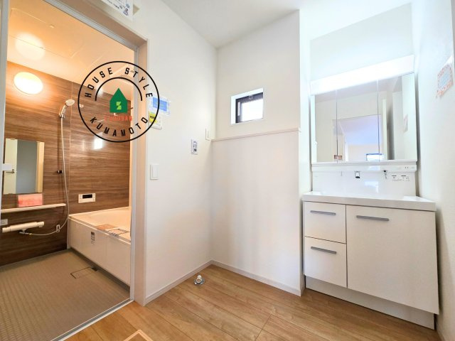 熊本市東区御領3丁目第1-3棟（1号棟）　の内観：施工例|ゆとりの洗面スペースで朝の身支度もスムーズに。暮らしを快適に変えるシャワー付洗面台です！