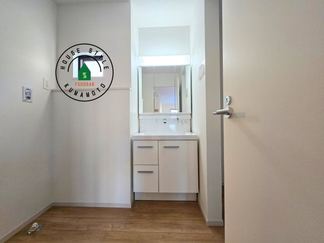 熊本市東区御領3丁目第1-3棟（1号棟）　の内観：施工例|毎日使うものだから清潔な空間を保ちたい水回り。洗面にはそんな願いを解消させてくれる収納アイデアが満載です。三面鏡の裏側にはキャビネットが現れ小物から背の高い物まで収納できます。