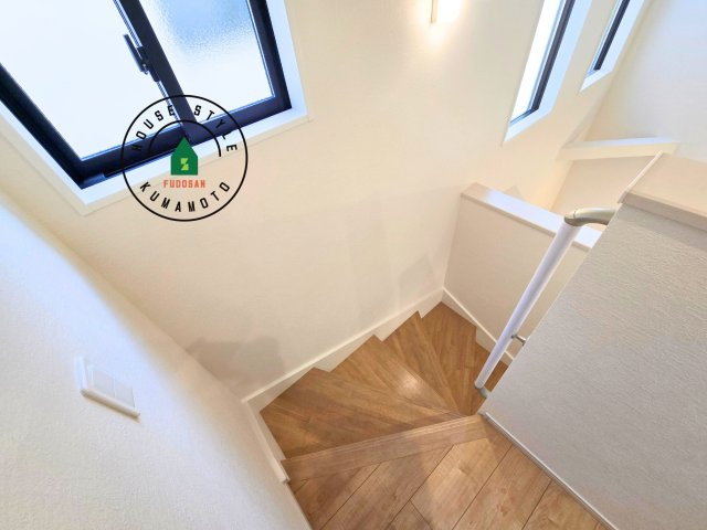 熊本市東区御領3丁目第1-3棟（1号棟）　の内観：施工例|＜手すり付階段＞手すりがないと階段の昇り降りで危険なことはもちろん、壁に手をつきながら歩くことで壁紙が汚れやすくなります。すべての方に快適に昇り降りしていただくため、手すりを設置しました。