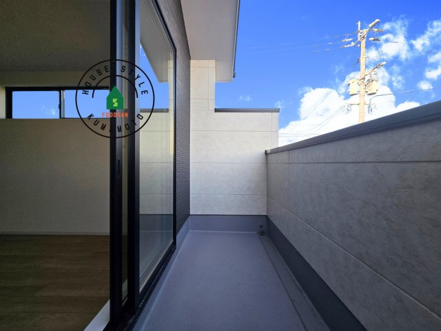 熊本市東区御領3丁目第1-3棟（1号棟）　の外観：施工例|風をしっかりと感じられるバルコニーでは、毎日が洗濯日和です。広々としているので洗濯も楽しくなるでしょうし、気分転換にバルコニーからの眺めを楽しむのもいいでしょう。