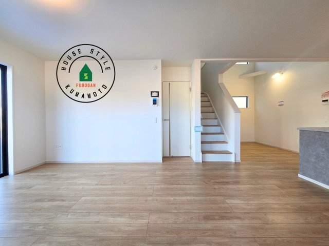 熊本市東区御領3丁目第1-3棟（1号棟）　の内観：施工例|キッチンからリビングをしっかり確認できます。家族の笑顔があふれる空間になりそうですね。