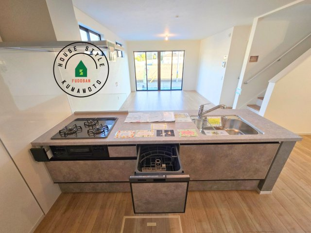 熊本市東区御領3丁目第1-3棟（1号棟）　の内観：施工例|ご家族を近くに感じられる対面キッチンのLDK。会話もはずみそうですね。