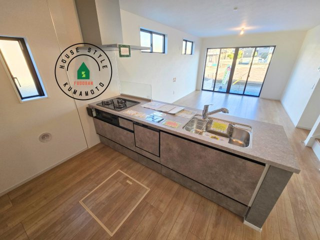 熊本市東区御領3丁目第1-3棟（1号棟）　の内観：施工例|ダイニングテーブルへの配膳がラクラク、お料理はかどるカウンター付きシステムキッチン！