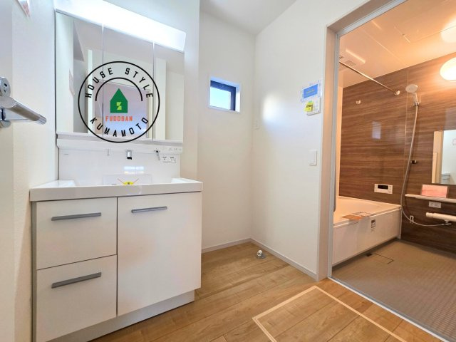 熊本市東区御領3丁目第1-3棟（3号棟）　の脱衣所|ゆとりの洗面スペースで朝の身支度もスムーズに。暮らしを快適に変えるシャワー付洗面台です！