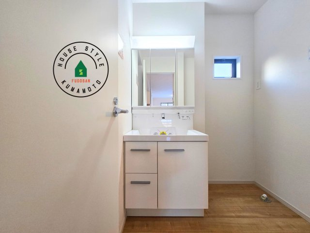 熊本市東区御領3丁目第1-3棟（3号棟）　の独立洗面台|毎日使うものだから清潔な空間を保ちたい水回り。洗面にはそんな願いを解消させてくれる収納アイデアが満載です。三面鏡の裏側にはキャビネットが現れ小物から背の高い物まで収納できます。