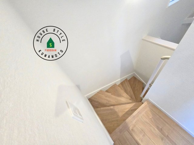 熊本市東区御領3丁目第1-3棟（3号棟）　の内装|＜手すり付階段＞手すりがないと階段の昇り降りで危険なことはもちろん、壁に手をつきながら歩くことで壁紙が汚れやすくなります。すべての方に快適に昇り降りしていただくため、手すりを設置しました。