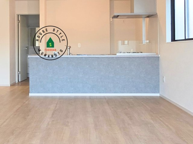 熊本市東区御領3丁目第1-3棟（3号棟）　のダイニング|キッチンから立ち込める香りが今日の料理を期待させます。