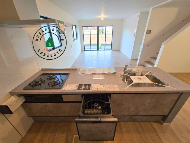 熊本市東区御領3丁目第1-3棟（3号棟）　のキッチン|ご家族を近くに感じられる対面キッチンのLDK。会話もはずみそうですね。