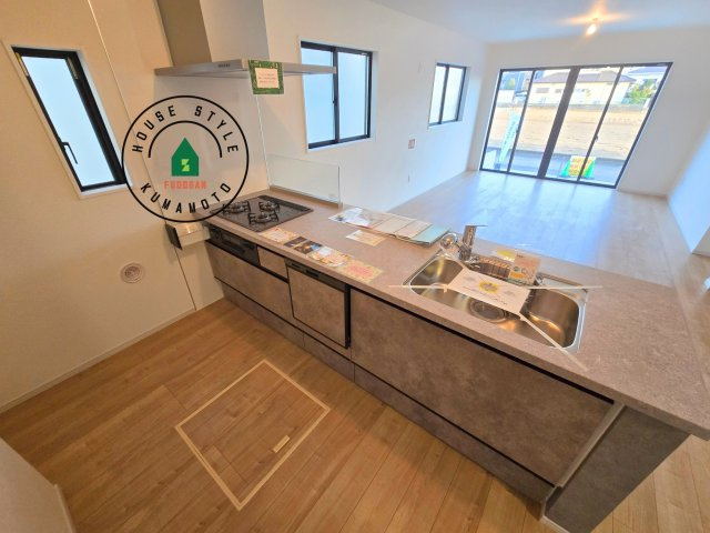 熊本市東区御領3丁目第1-3棟（3号棟）　のキッチン|明るいキッチン作業スペースを多くとりました。ご夫婦でキッチンに立っても調理がしやすい広さです。食器類もすっきりと片付く収納は魅力的です。