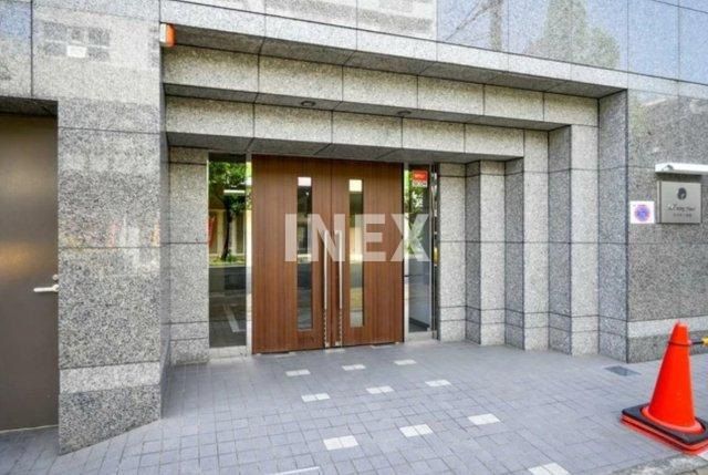 横浜市中区野毛町３丁目の賃貸マンションのエントランス