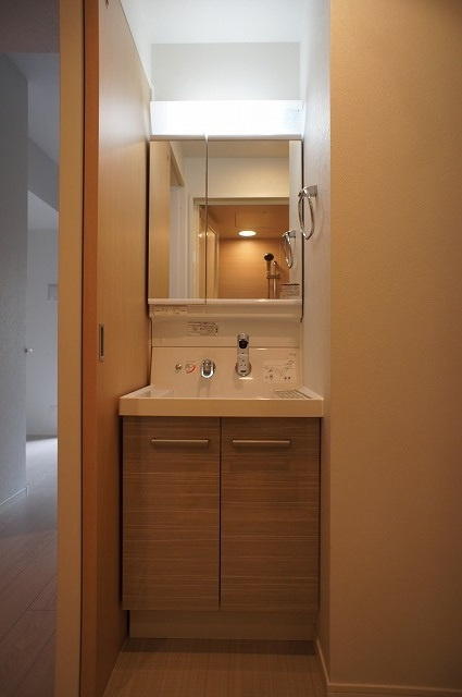 エンクレスト薬院大通の洗面所|ゆったりとスペースのある洗面所