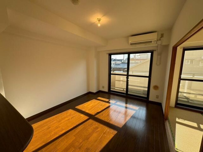 【居間・リビング】 | レジデンスふじみ野 | こちらのリビングで趣味の時間をお楽しみください