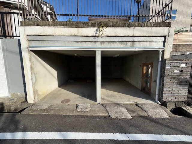 寺池台貸家の駐車場