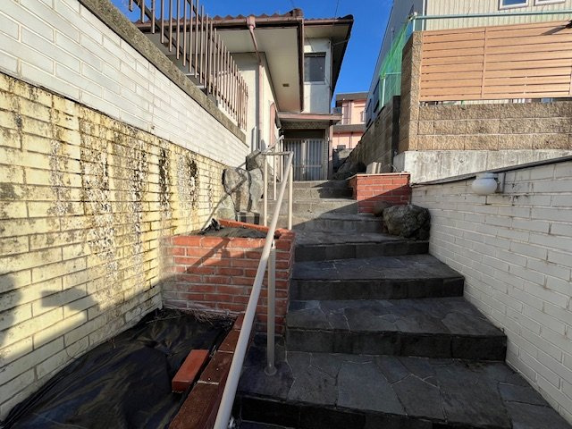 寺池台貸家のエントランス