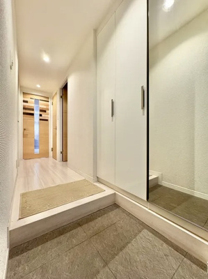 【玄関】 | ワコーレ堀切菖蒲園2 | 【玄関】玄関には大型のシューズクローゼットを設置しておりますのでいつでもスッキリりとした空間を保てます。玄関周りを清潔に使うのはとても大事なことですよね。