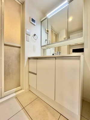 【独立洗面台】 | ワコーレ堀切菖蒲園2 | 【洗面化粧台】洗面化粧台には三面鏡を採用。身だしなみを整えやすい事はもちろんですが、鏡の後ろに収納スペースを設ける事により、散らかりやすい洗面スペースをすっきりさせる事が出来るのも嬉しいですね