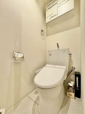 【トイレ】 | ワコーレ堀切菖蒲園2 | 【トイレ】 収納スペースをしっかりと確保した温水洗浄便座機能付きトイレ。温水洗浄便座は清潔にお使いいただくための大切なアイテムです。