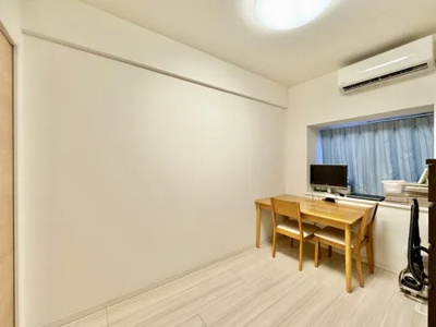 【洋室】 | ワコーレ堀切菖蒲園2 | 【洋室】快適に過ごす条件は、一人ひとり違います。だからこそ飾り過ぎないシンプルな内装と偏り過ぎないデザインで統一しております。居住していく中でオーナー様だけの【マイホーム】に創り上げて下さい