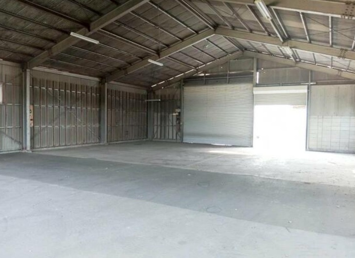 北葛飾郡杉戸町大字深輪の倉庫