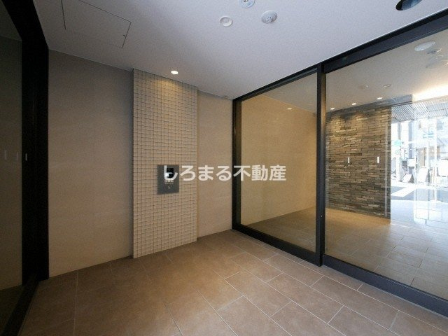 ファーストフィオーレ九条のエントランス