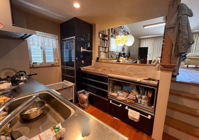 中古戸建　秋間みのりが丘のキッチン|リビング全体を見渡せるカウンターキッチンで会話も弾みます。