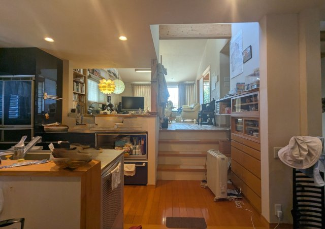 中古戸建　秋間みのりが丘のキッチン|玄関から一直線にリビングが見渡せる、開放感ある間取りです。