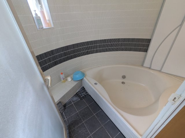 中古戸建　秋間みのりが丘の浴室|浴槽が広めのお風呂で、リラックスした時間を過ごせます。