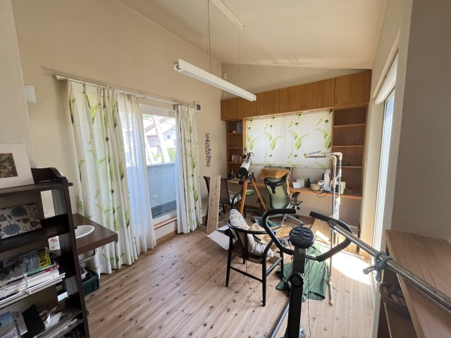 中古戸建　秋間みのりが丘の洋室|静かな書斎スペースで在宅ワークや読書も集中できます。