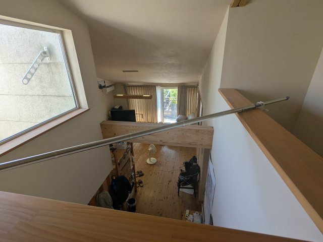中古戸建　秋間みのりが丘の内装|2階の廊下から1階を見渡せる開放感ある設計です。