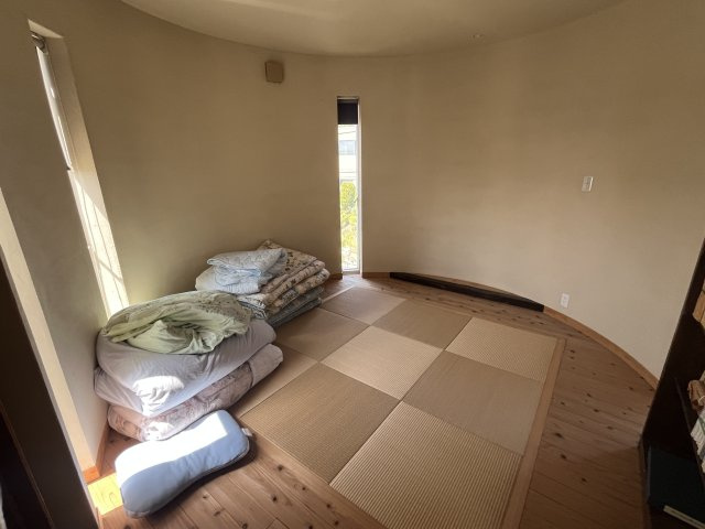 中古戸建　秋間みのりが丘の和室|落ち着いた色合いの和室で心安らぐひとときを過ごせます。