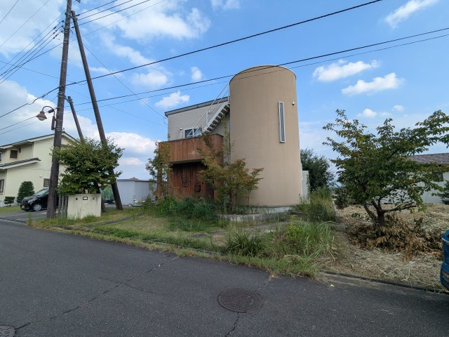 中古戸建　秋間みのりが丘の前面道路含む現地写真|前面道路からの出入りがスムーズで駐車も安心です。