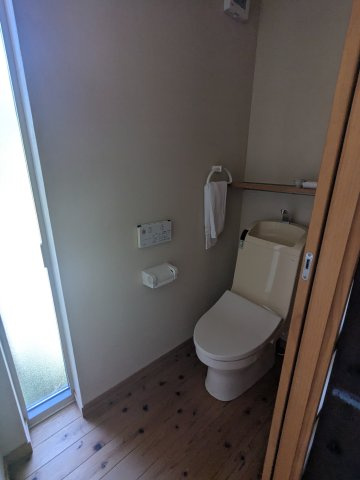 中古戸建　秋間みのりが丘のトイレ|清潔感のあるトイレは毎日快適に過ごせる空間。ウォシュレット付きで機能性も高く、家族みんなが安心して使えます。