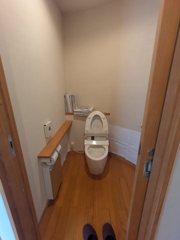 中古戸建　秋間みのりが丘のトイレ|明るく清潔なトイレは、日常の暮らしをより快適に。落ち着いた雰囲気でリラックスできる空間です。