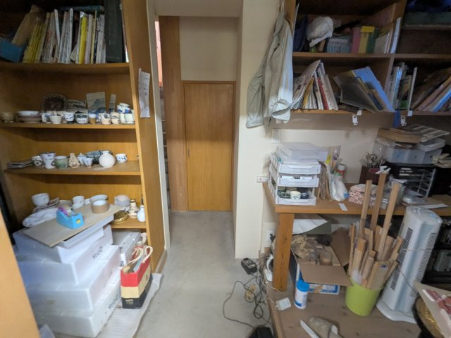 中古戸建　秋間みのりが丘の洋室|陶芸に必要な機材や作品を大切に保管できる収納スペース。創作活動を快適にサポートします。
