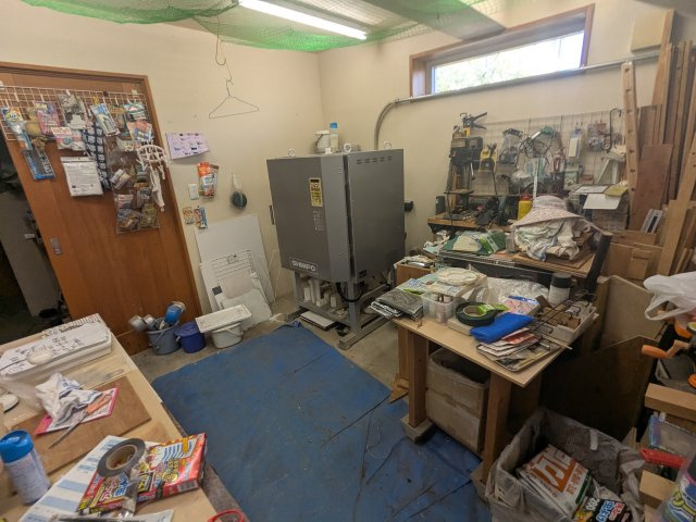 中古戸建　秋間みのりが丘の洋室|陶芸好きに嬉しい専用の収納スペース。道具や作品を整然と収め、趣味の時間をより充実させます。