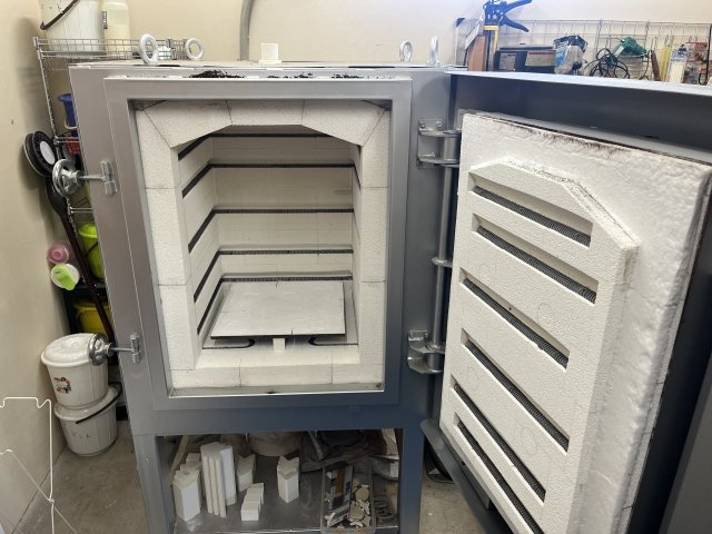 中古戸建　秋間みのりが丘のその他|地下には本格的な電子窯を完備。陶芸作品の焼成が可能で、趣味から本格制作まで楽しめる住まいです。