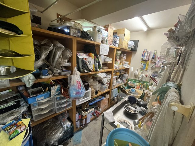 中古戸建　秋間みのりが丘の洋室|陶芸好きに嬉しい専用の収納スペース。道具や作品を整然と収め、趣味の時間をより充実させます。