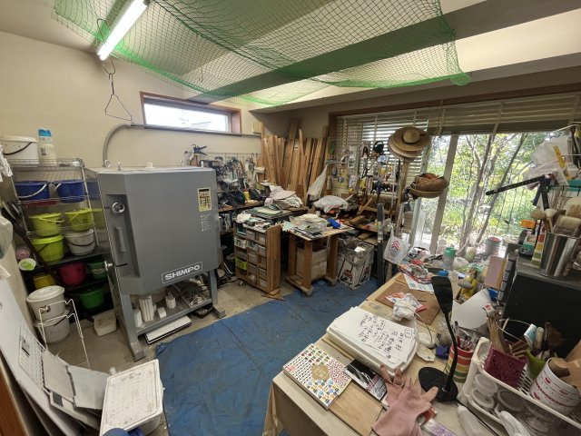 中古戸建　秋間みのりが丘の洋室|地下には陶芸用の機械や道具を完備。趣味を存分に楽しめる特別な空間で、自分だけの作品づくりに没頭できます。