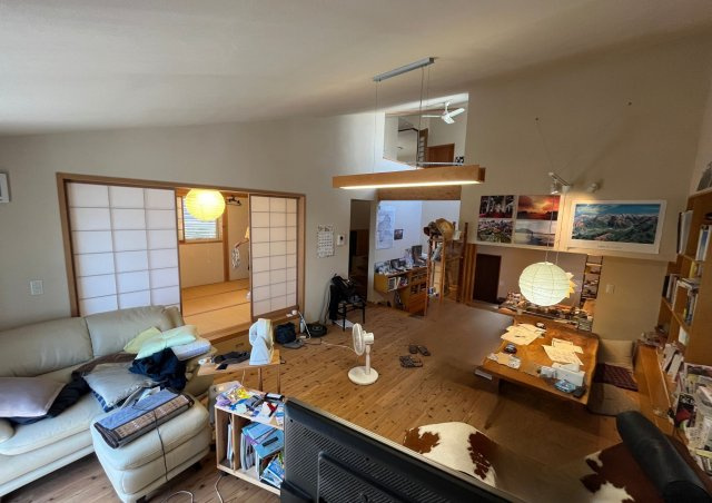 中古戸建　秋間みのりが丘の居間・リビング|天井高のある開放的なリビングで、のびのびと過ごせます。