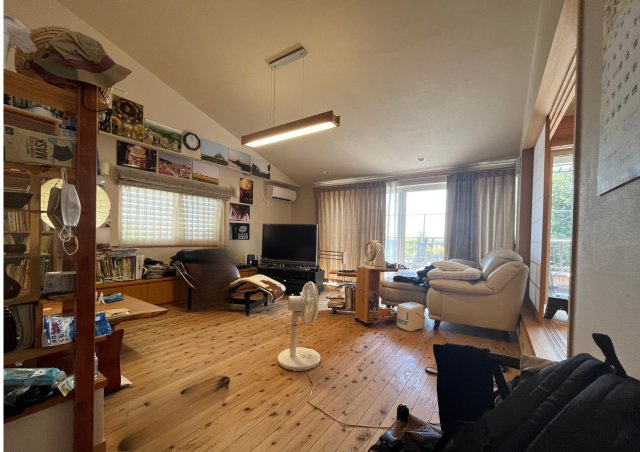 中古戸建　秋間みのりが丘の居間・リビング|玄関から一直線にリビングが見渡せる、開放感ある間取りです。