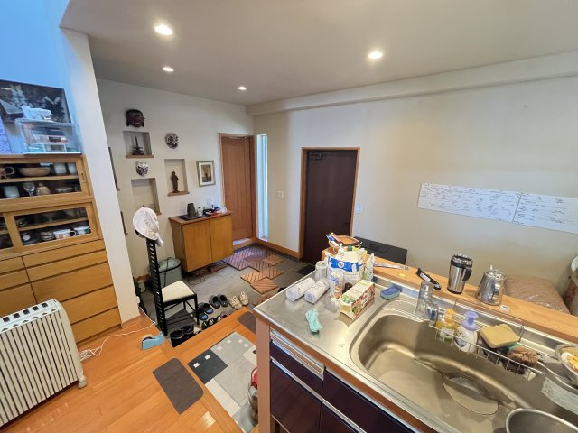 中古戸建　秋間みのりが丘の玄関|大きな玄関スペースが魅力。開放感あふれる住まいの顔です。