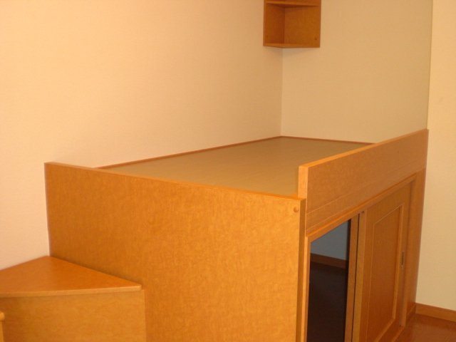 レオパレスビロージュ中山手の内装|ベッド下収納・階段下収納でお部屋も広々！！