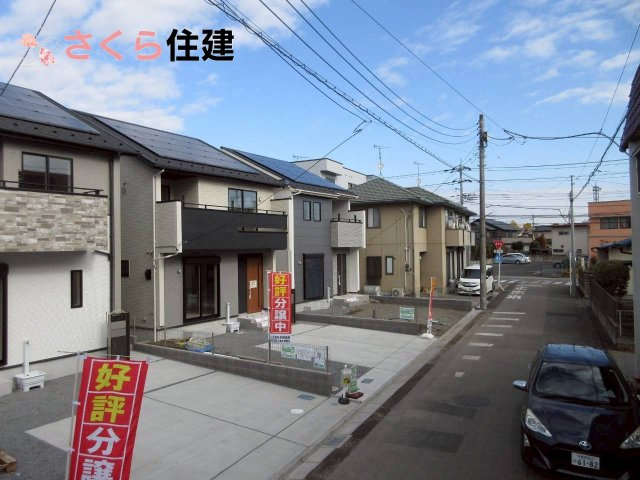 宇都宮市戸祭２丁目　１号棟の前面道路含む現地写真|１８帖の広々リビング◎南向きで日当たりも良好です♪